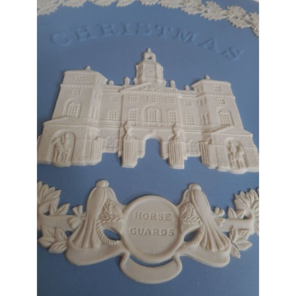 VTG Wedgwood Christmas 1978 “Horse Guards” 8” Blue Collector Plate - Estate Find - Picture 3 of 5